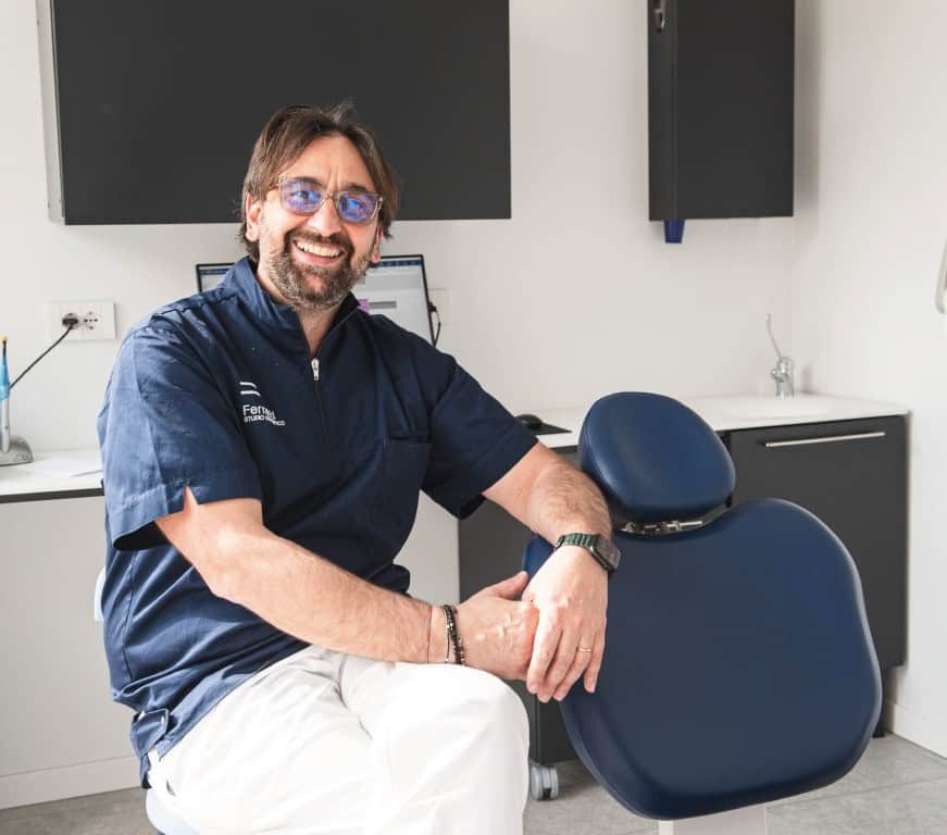 Il Dott. Mauro Ferretti seduto nello studio