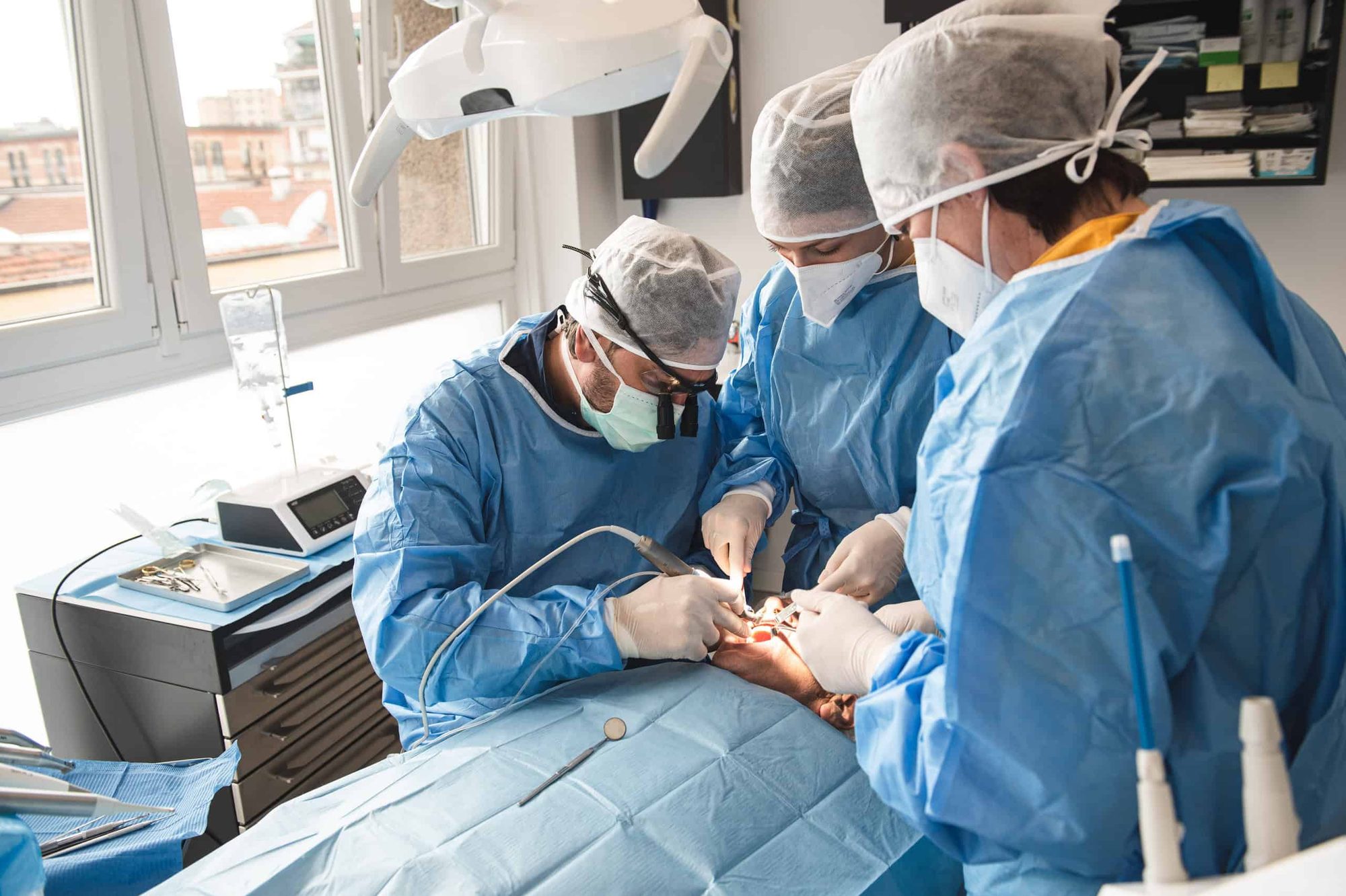 Il medico e l’assistente durante un intervento in sala