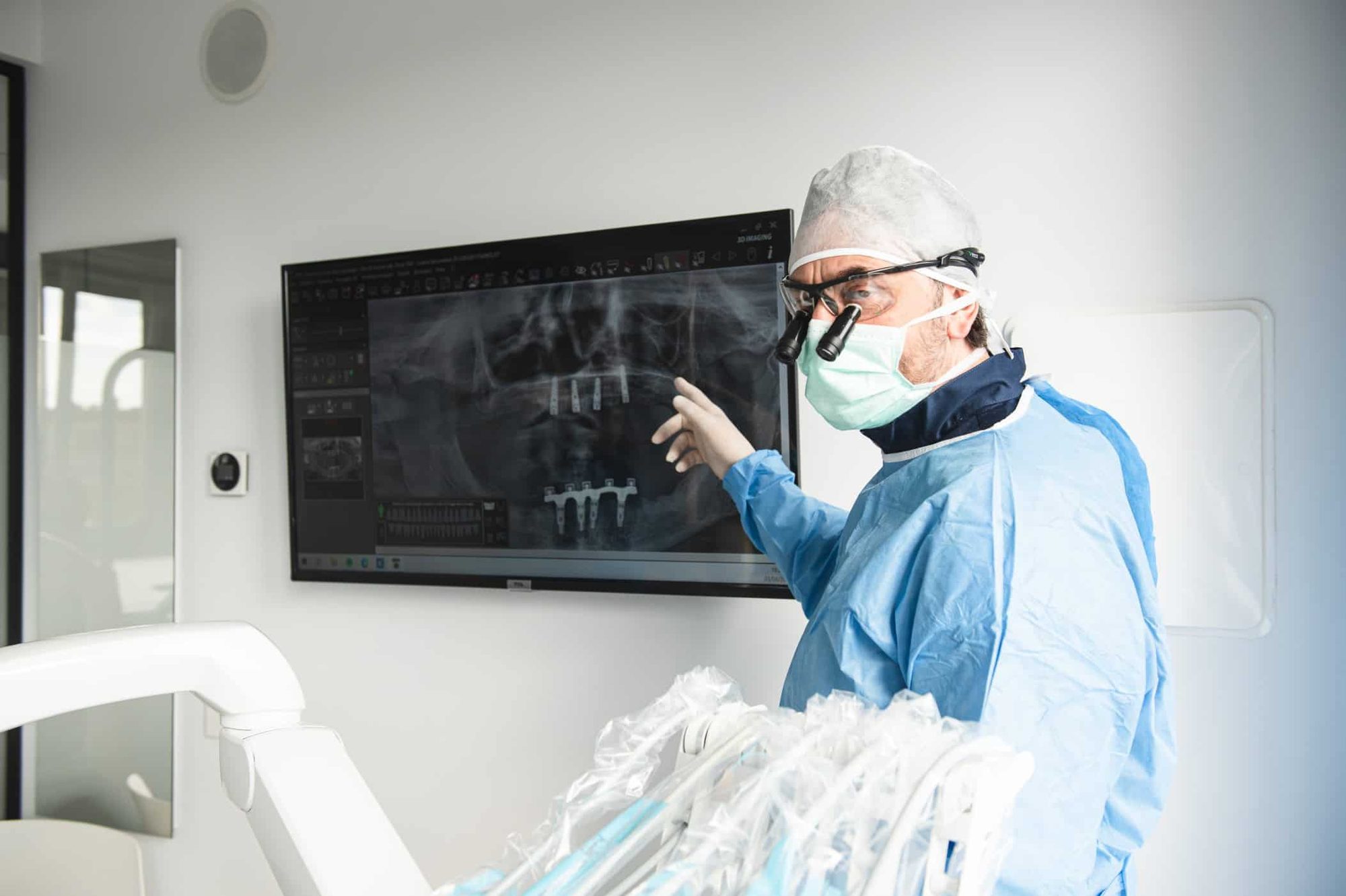 Il medico mostra un esame sullo schermo
