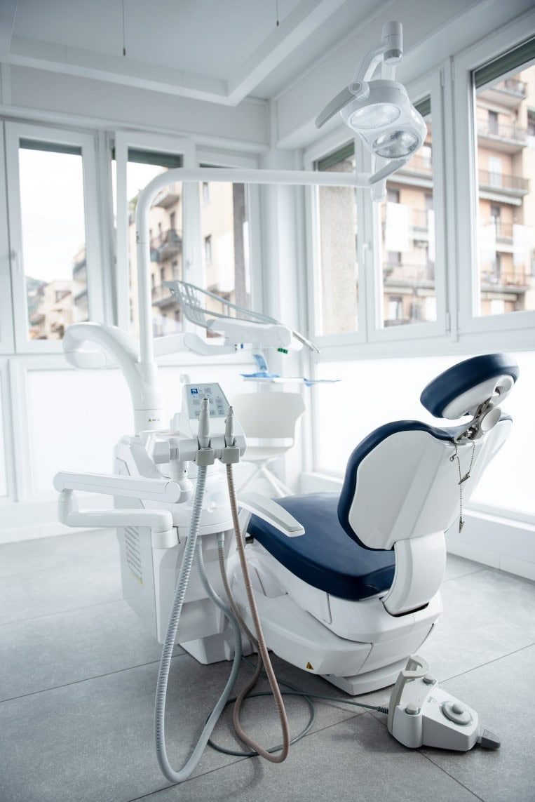 Una sala con la poltrona odontoiatrica
