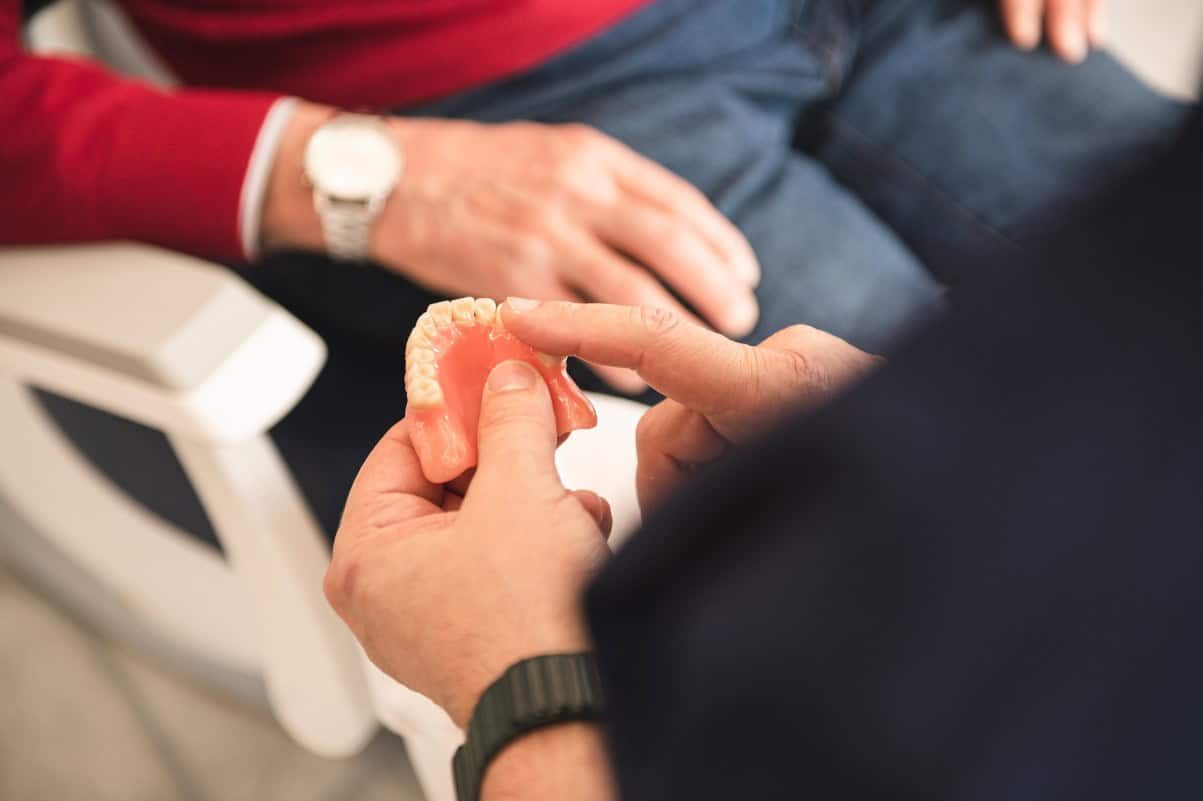 Il medico mostra una protesi a un paziente