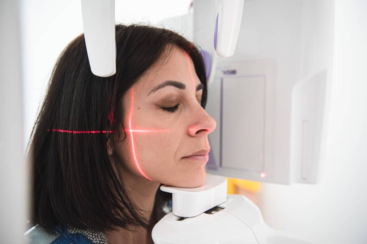 Una paziente durante un esame radiografico