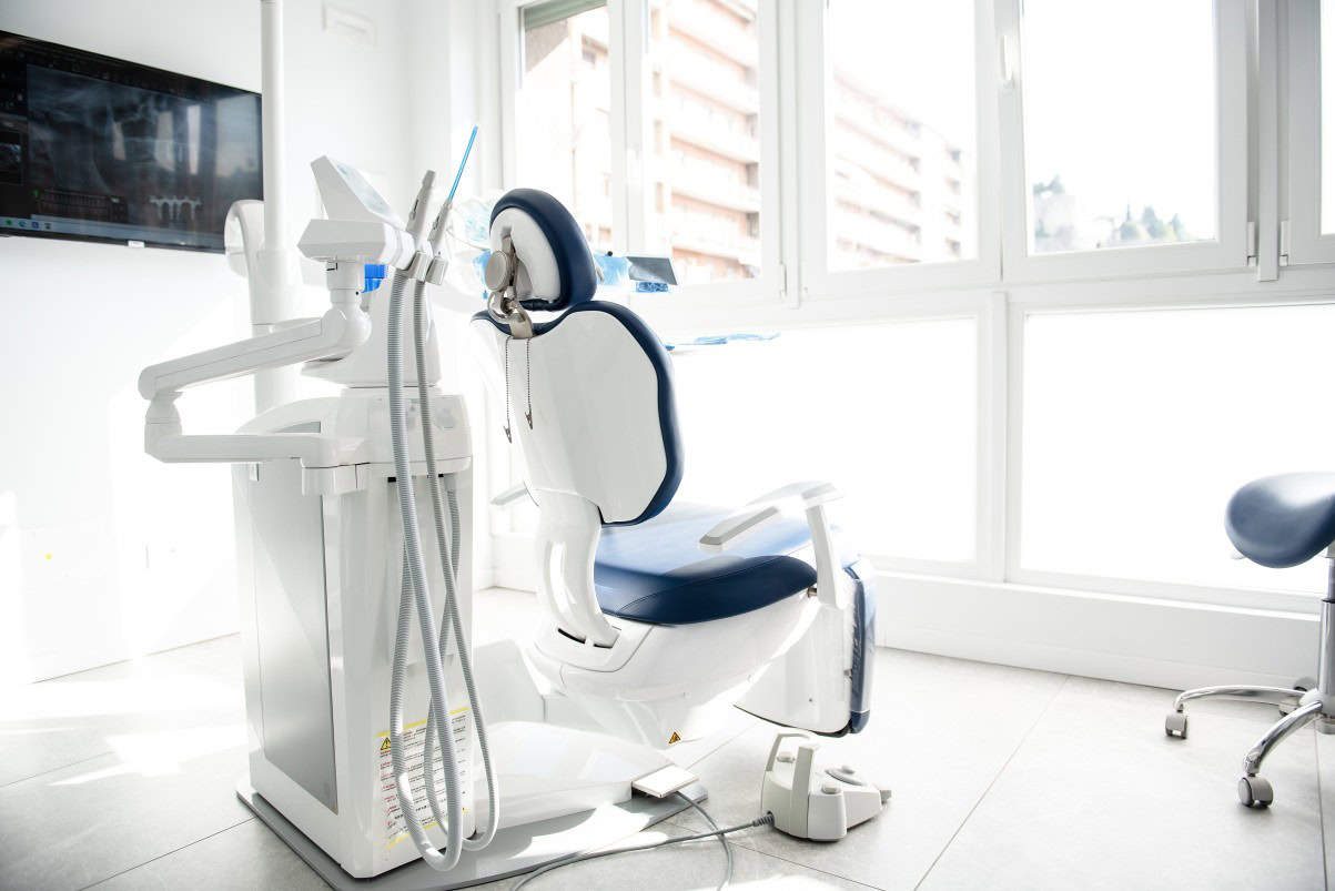 Una sala dello studio con poltrona odontoiatrica