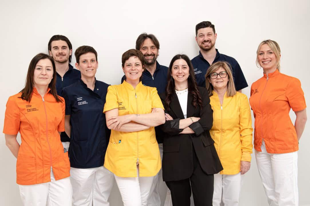 Il team dello studio Ferretti al completo, in divisa